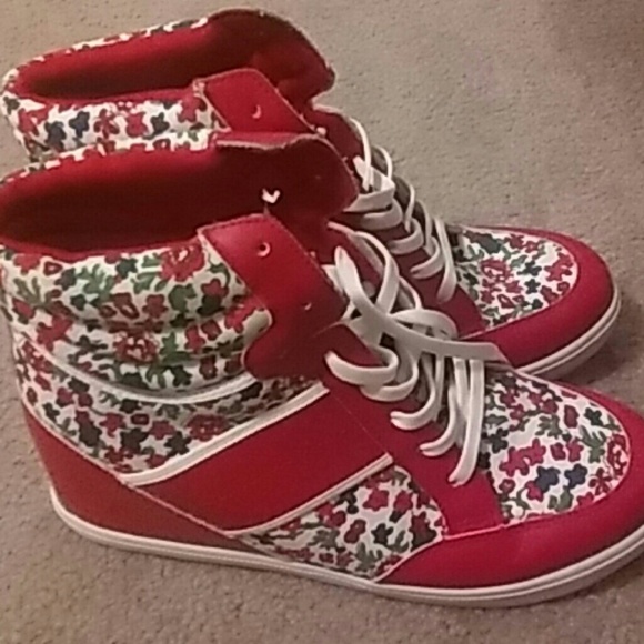 Mudd wedge sneakers