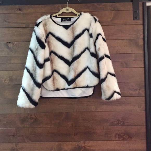 Beautiful faux fur sweater/top!