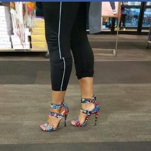 Steve Madden ultra funky spunky graffiti sandals