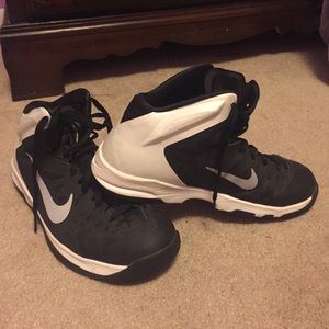 Basketball shoes