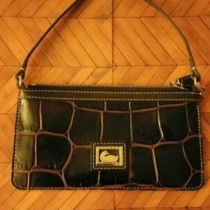 Dooney & Bourke wristlet [final price]