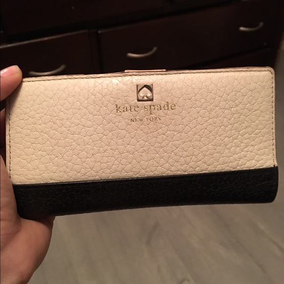 Kate spade New York ♠️ black/white wallet!!