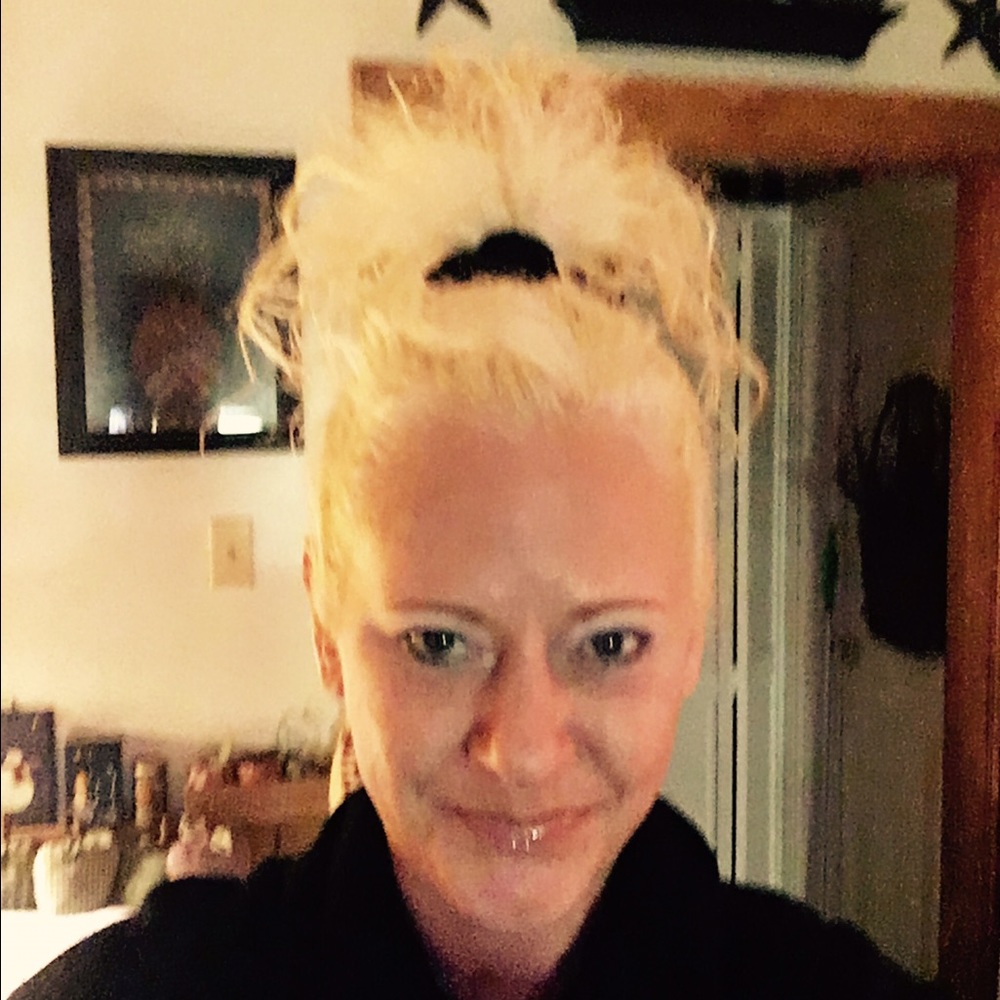 Meet your Posher- Kelly-Top 10% seller; 5 🌟rated