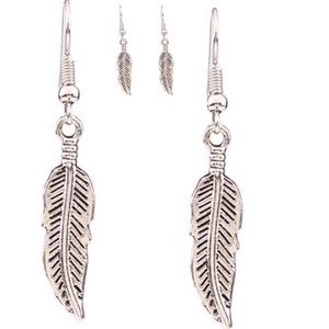 SO CHIC!!! FEATHER DROP EARRINGS