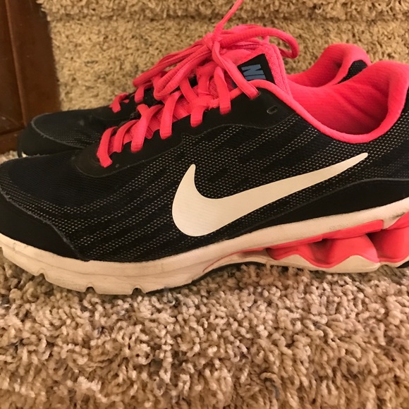 Tennis shoes