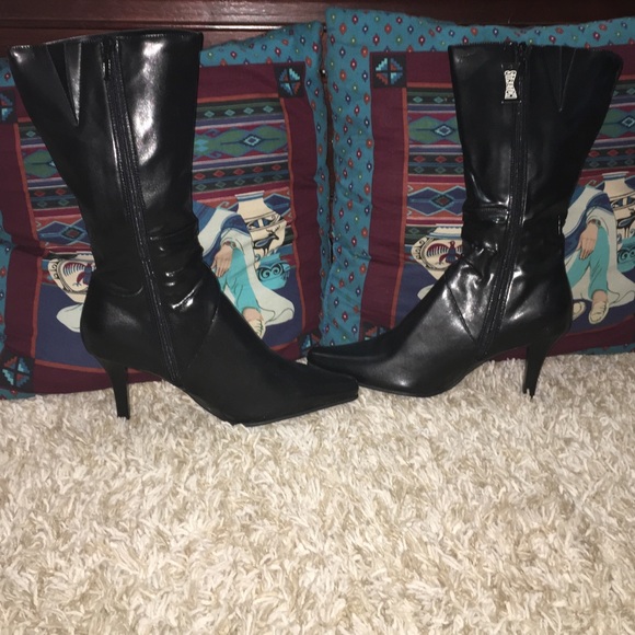 Pointed toe- 3 inch boot