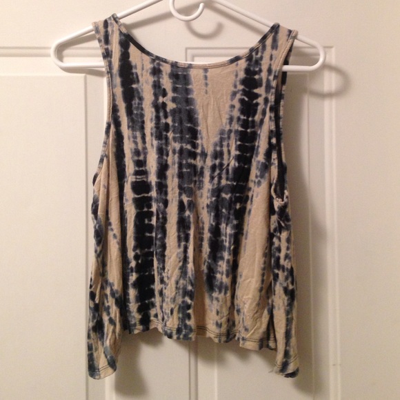 Body Central Tops - Crop top with slit on the back