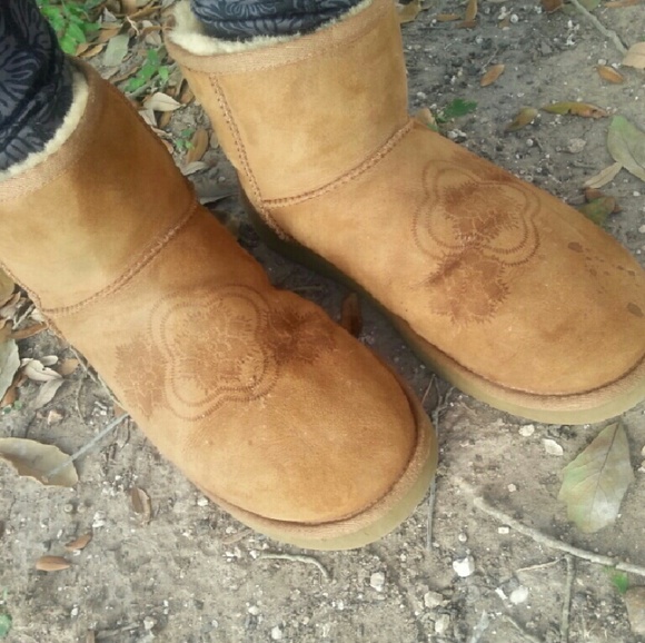 Short print ugg boots