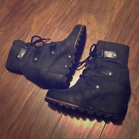 Joan of Arctic mid wedge boot, size 6 fits a 7