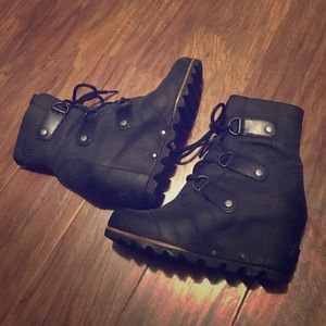 Joan of Arctic mid wedge boot, size 6 fits a 7