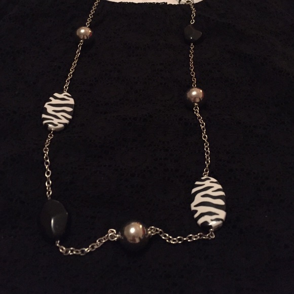 Jewelry - Fun Black and white necklace