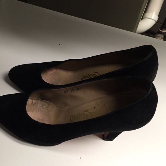 Salvatore Ferragamo Black Suede Pumps. 8 - Picture 4 of 4