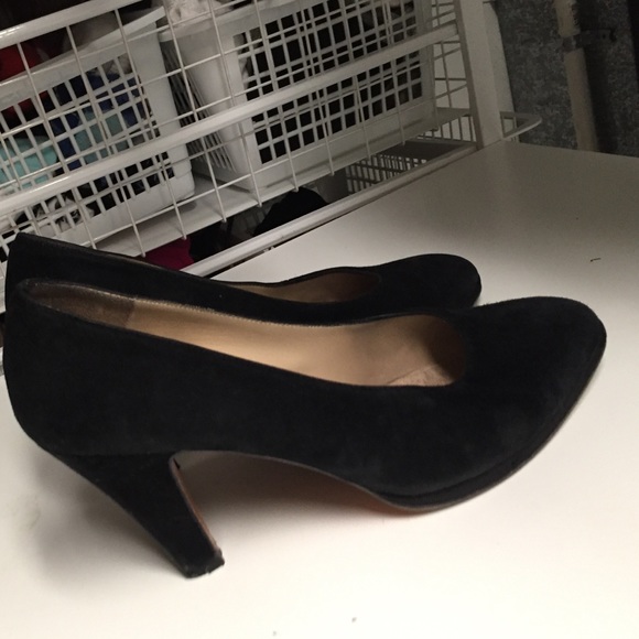 Salvatore Ferragamo Black Suede Pumps. 8 - Picture 2 of 4