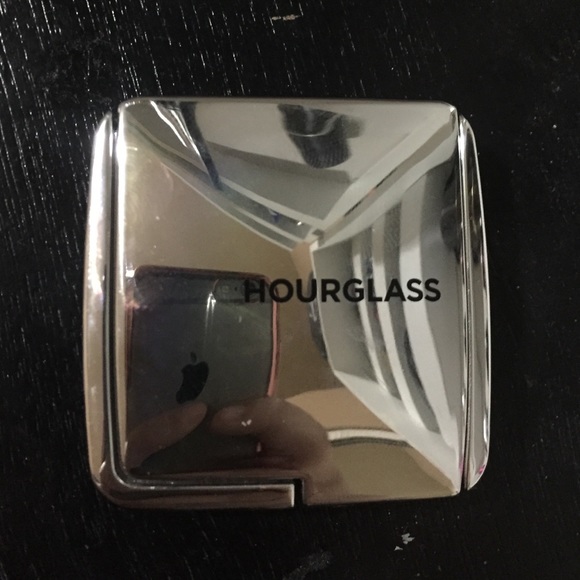 Hourglass ambient powder