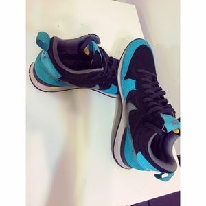 Nike International Mid