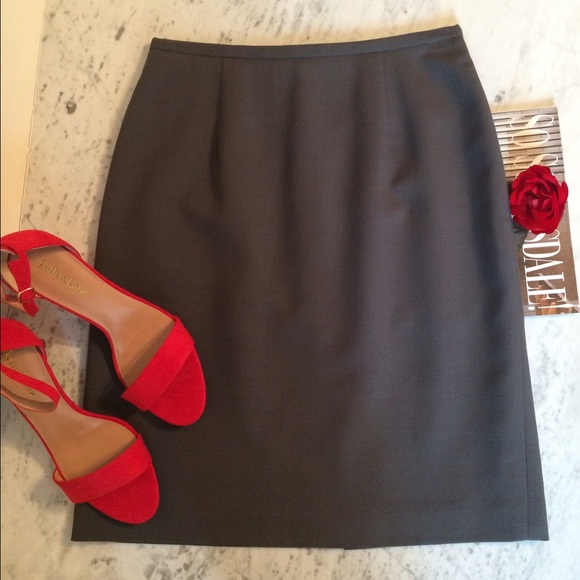 SOLD Banana Republic Short Skirt - Picture 3 of 3