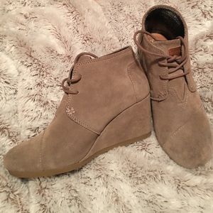 Tom's wedge booties