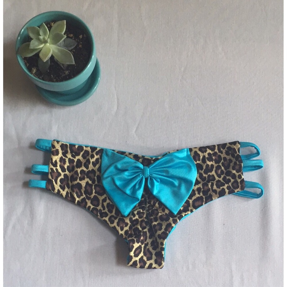 Cheeky bikini bottoms