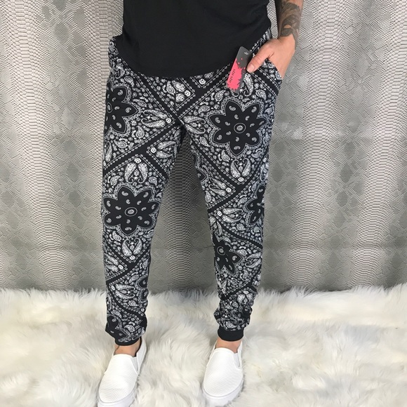 Paisley bandana print buttery soft joggers - Picture 4 of 6