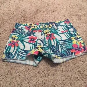 Hawaiian-print shorts