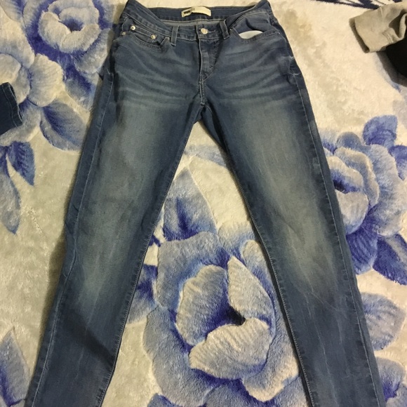 Women Levi's jeans size 28