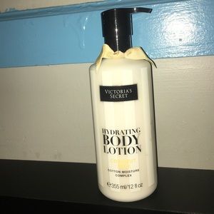 Brand NWT VS Coconut Milk Hydrating Body Lotion 😍