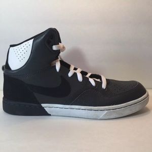 Men's size 10.5 Nike Tranxition Black and White