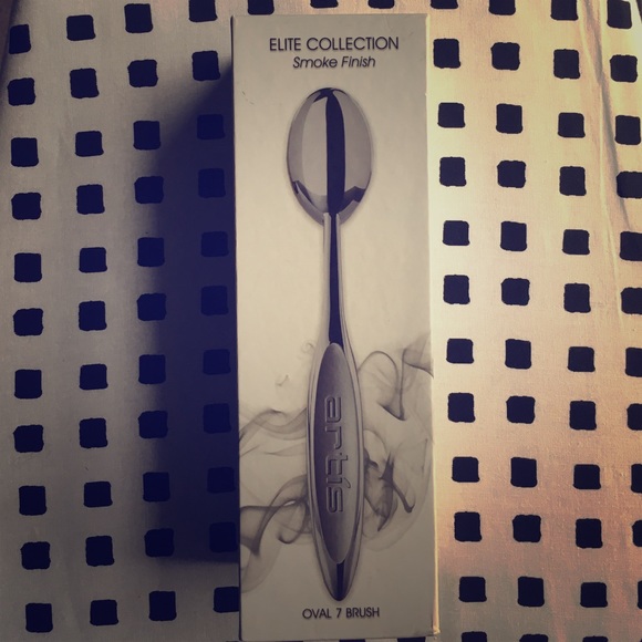 Elite Collection- Smoke Finish Artis brush Oval 7