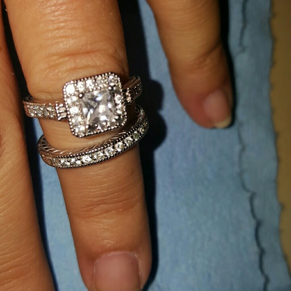 Engagement and wedding band matching set
