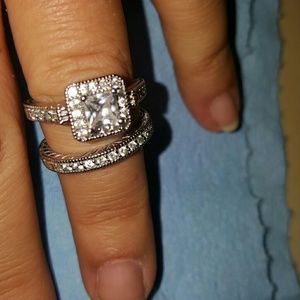 Engagement and wedding band matching set