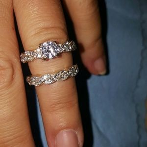 Engagement and wedding band matching set