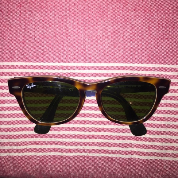 Ray•Ban Sunglasses - Picture 3 of 4
