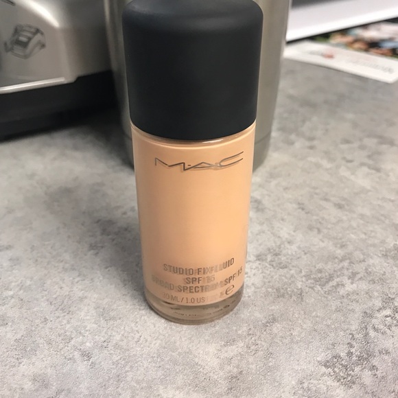 MAC Studio Fix Fluid NW18