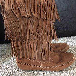 LAUREN CONRAD FRINGE MOCCASIN BOOTS