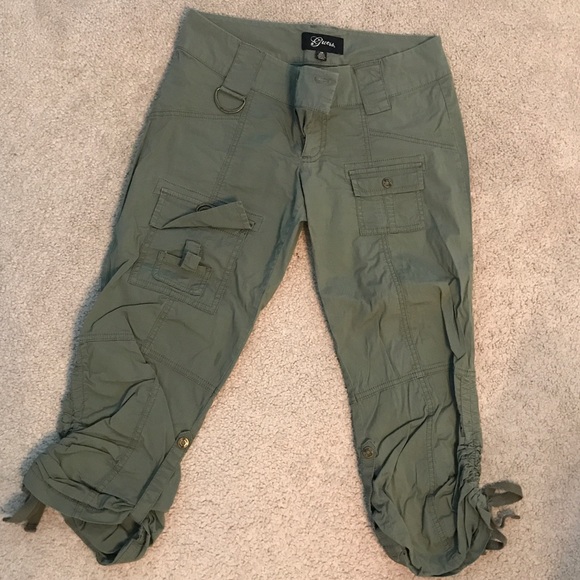 Capris. 98% cotton, 2% spandex.