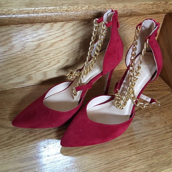 Heeled closed toe pumps, new without tags