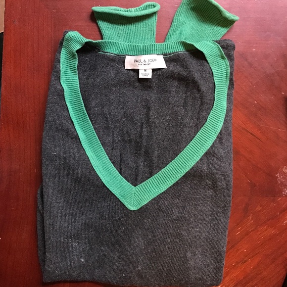 Gray/green v-neck pullover