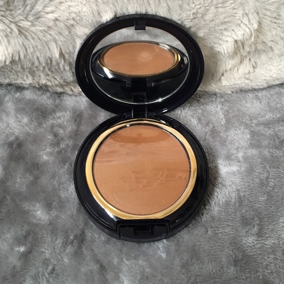Invisible Powder Makeup - Picture 3 of 4