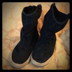 EUC size 8.5 Roxy black boots with hemp trim.