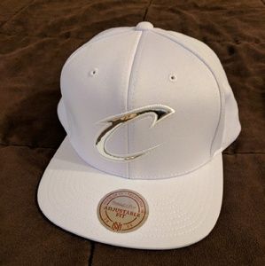 *BRAND NEW*All white Cleveland Cavaliers snap back