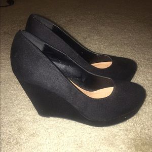 Black wedges