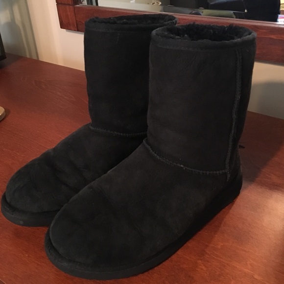 Black short ugg boots