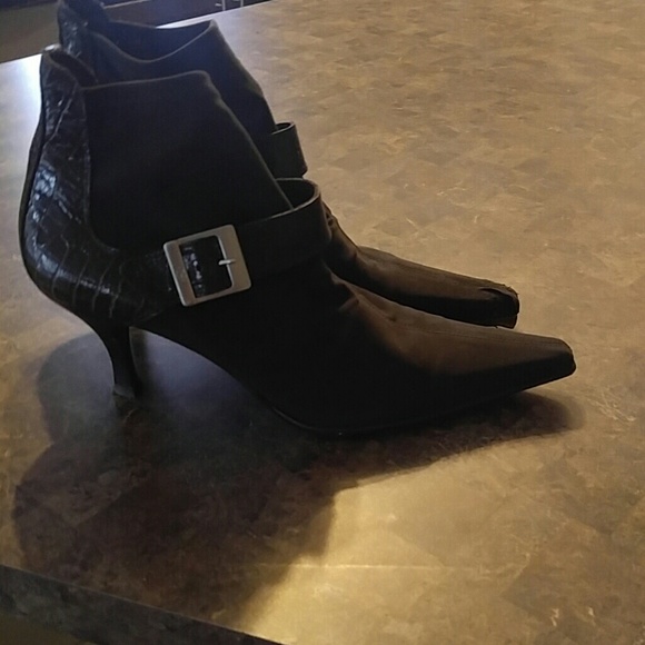 Donald pliner booties size 9