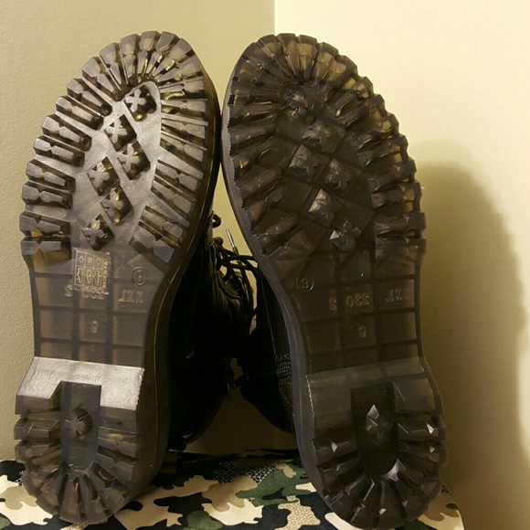 *****SOLD Cape Ribbon lace up black boots SOLD**** - Picture 3 of 4