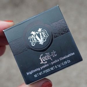 Kat Von D Lock-it Brightening Powder in Peach