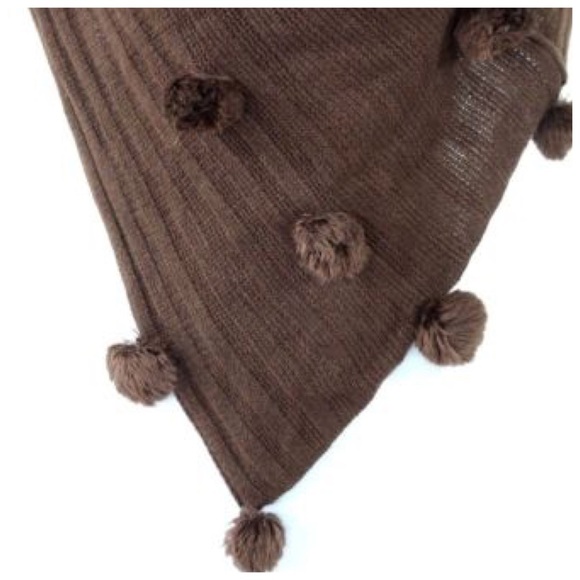 🍂 Triangle Pompom Scarf - Picture 3 of 3