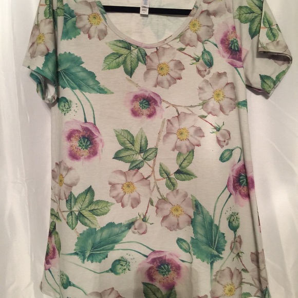 Small LuLaRoe Classic Tee