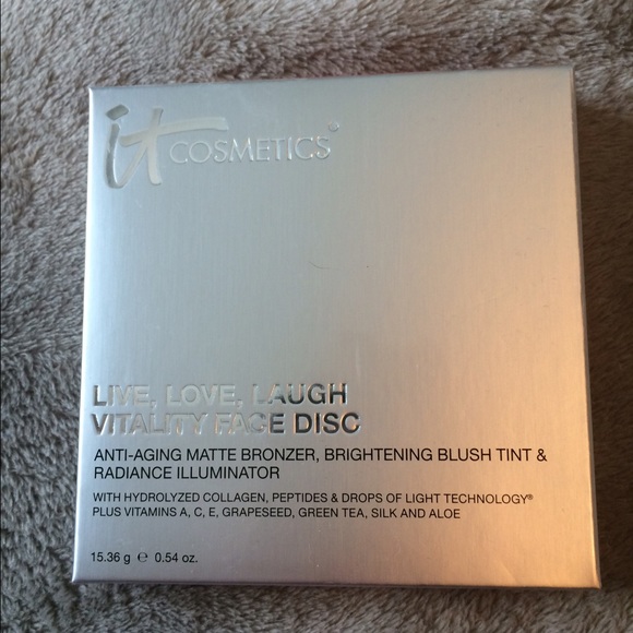 BNIB I.T. Cosmetics face disc