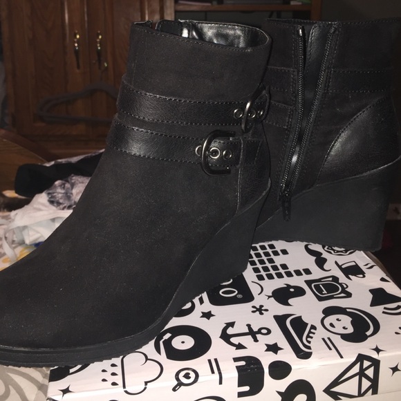 Black wedge boots