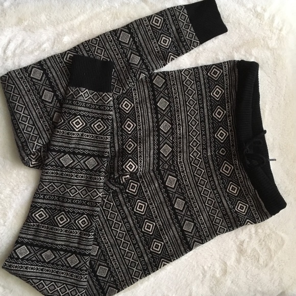 Forever 21 - Thick/ Cozy Patterned Leggings ❄️
